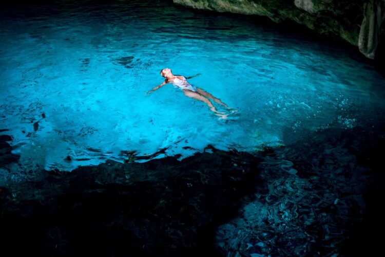 kobieta pływająca w Cenote w Meksyku
