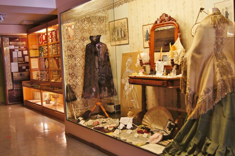 historyczne stroje i przedmioty umieszczone w gablocie Muzeum Historii i Kultury - wyspa Kefalonia