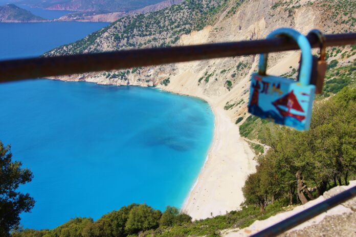 kłódka na balustradzie w tle plaża Myrtos wyspa Kefalonia