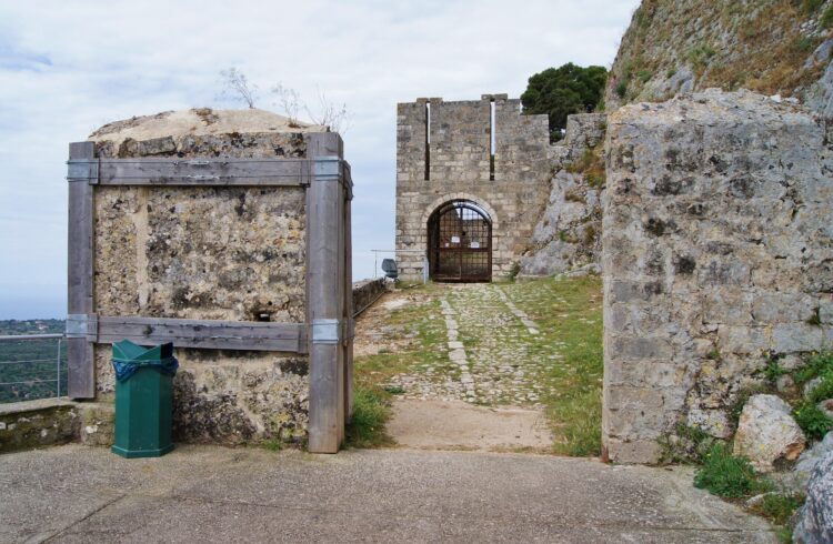 wejście do zamku chronionego żelazną zardzewiałą bramą