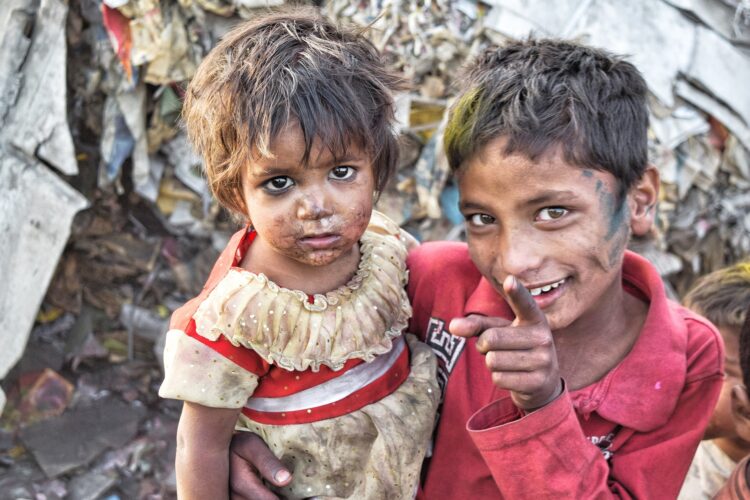 brudne dzieci mieszkające w slumsach indie