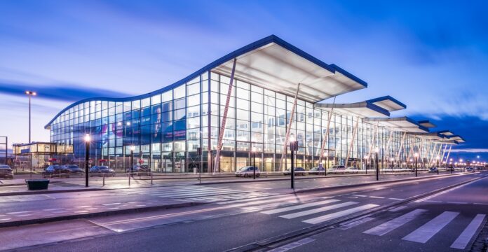 Lotnisko we Wrocławiu wieczorem