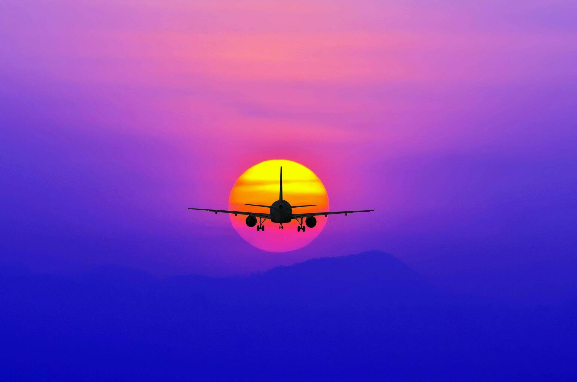 Samolot lecący w stronę słońca