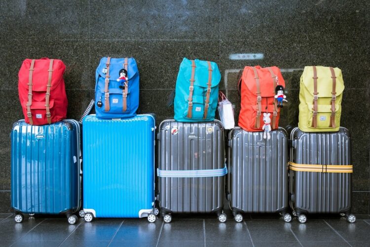 walizki i plecaki stojące na lotnisku