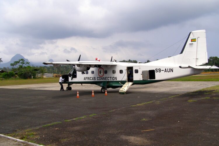 Samolot na płycie portu lotniczego São Tomé