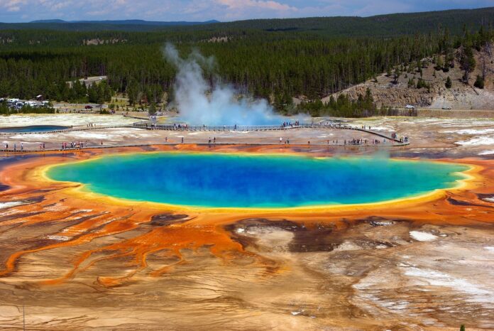 gejzery gorące źródła Grand Prismatic Spring Park Narodowy Yellowstone USA