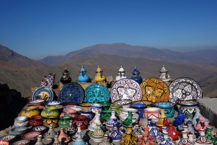 góry atlas i tradycyjne naczynia w maroku