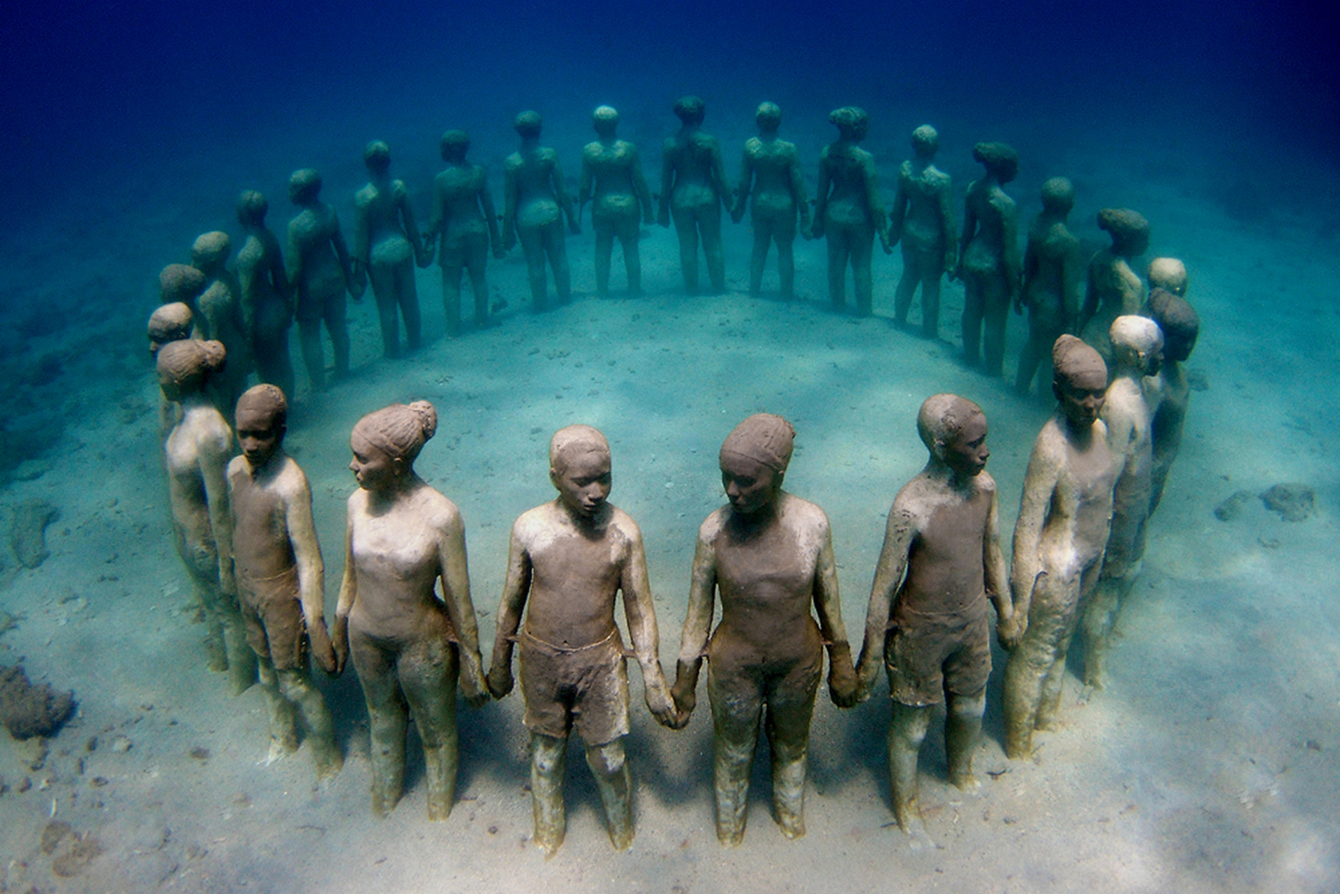 Люди стали странные. Подводный музей Джейсона де Кайрес Тейлора. Подводный парк скульптур Гренада. Музей подводных скульптур Мексика. Подводный музей скульптур в Канкуне.