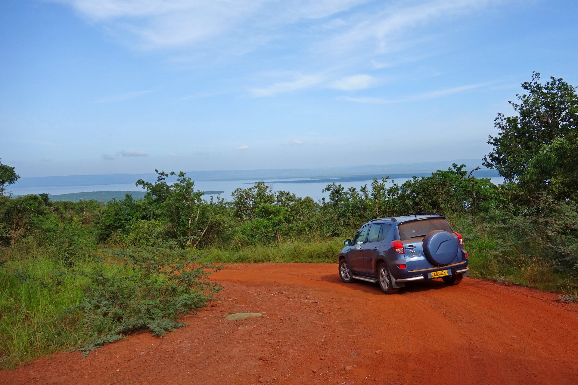 samochód na safari w afryce rwanda