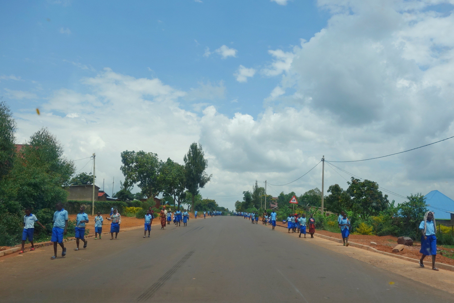 rwanda, afryka, dzieci wracają ze szkoły