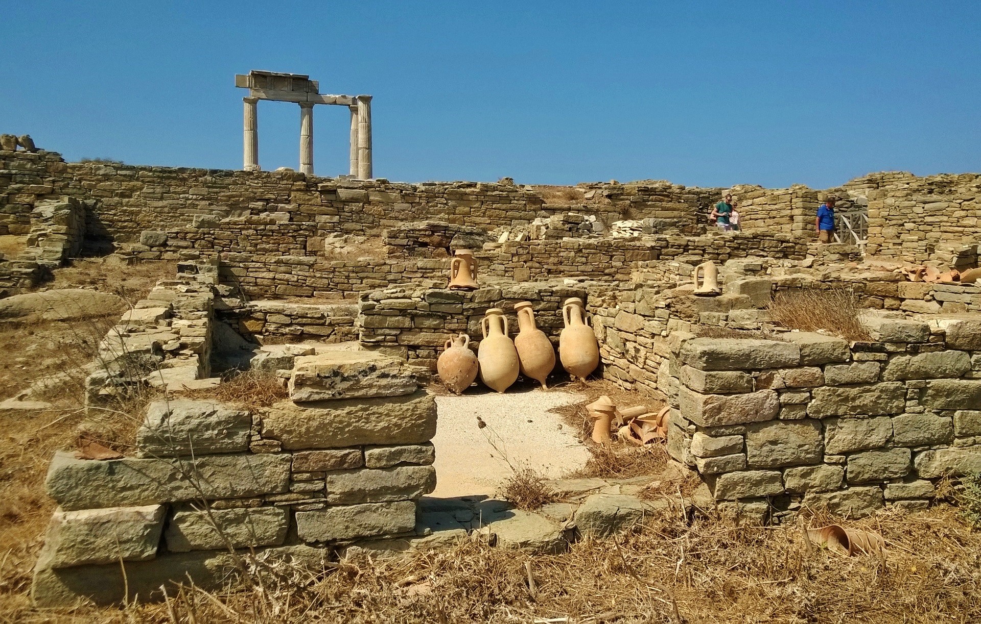 ruiny starożytnego miasta z murami, alejkami, glinianymi dzbanami