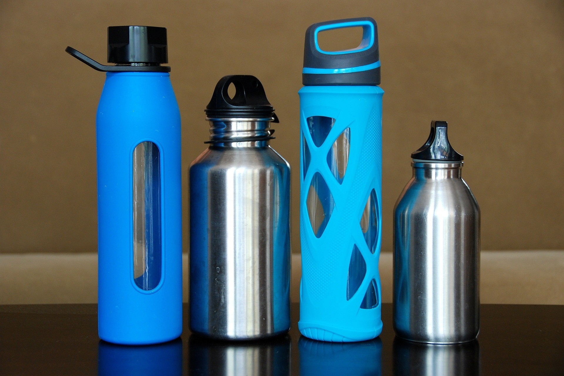 plastikowe butelki wielorazowego użytku i termosy