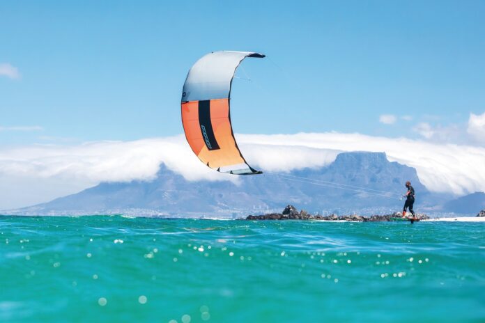 kitesurfer na morzu