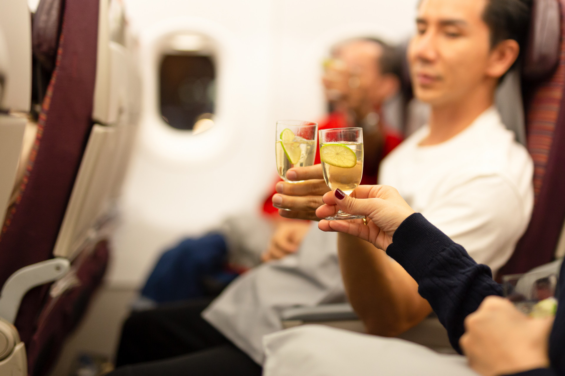 pasażerowie samolotu piją alkohol na pokładzie 