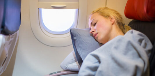 kobieta śpi w samolocie