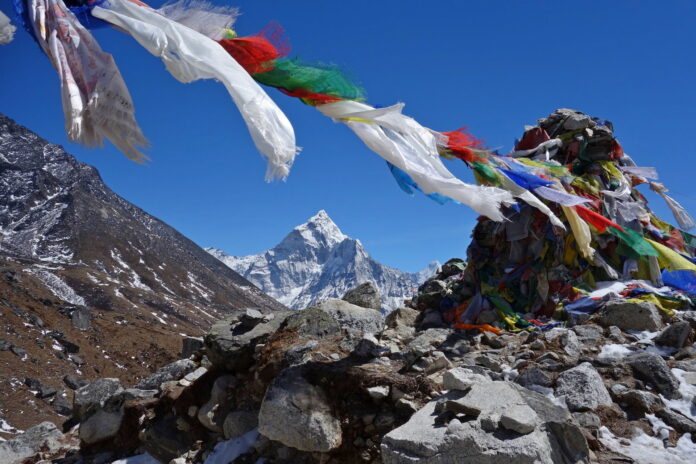 krajobraz nepalu z górą pumori