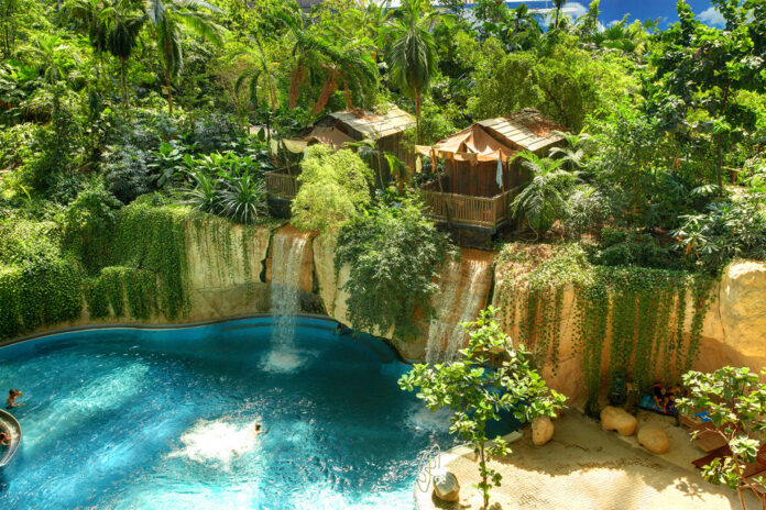 Wodospad w parku wodnym Tropical Island w Niemczech