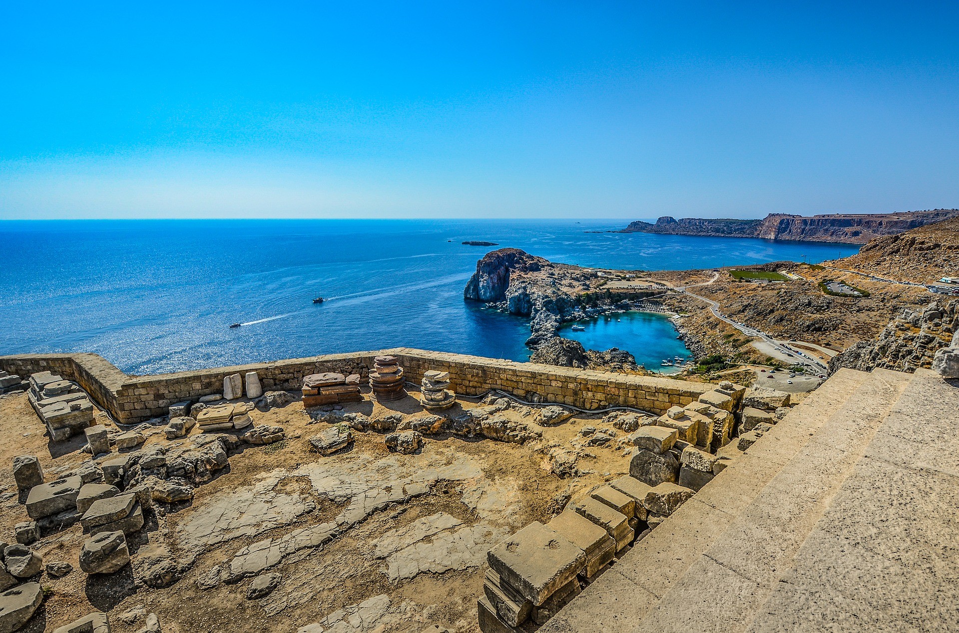 starożytne ruiny z widokiem na zatokę w kształcie serca na tle morza i niebieskiego nieba
