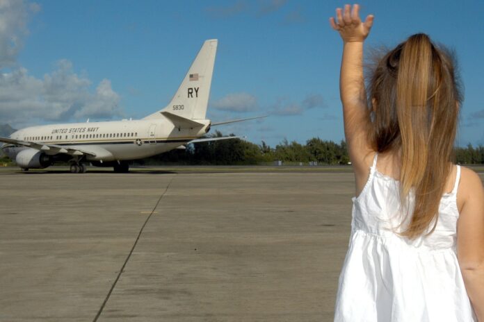 dziecko macha samolotowi na do widzenia