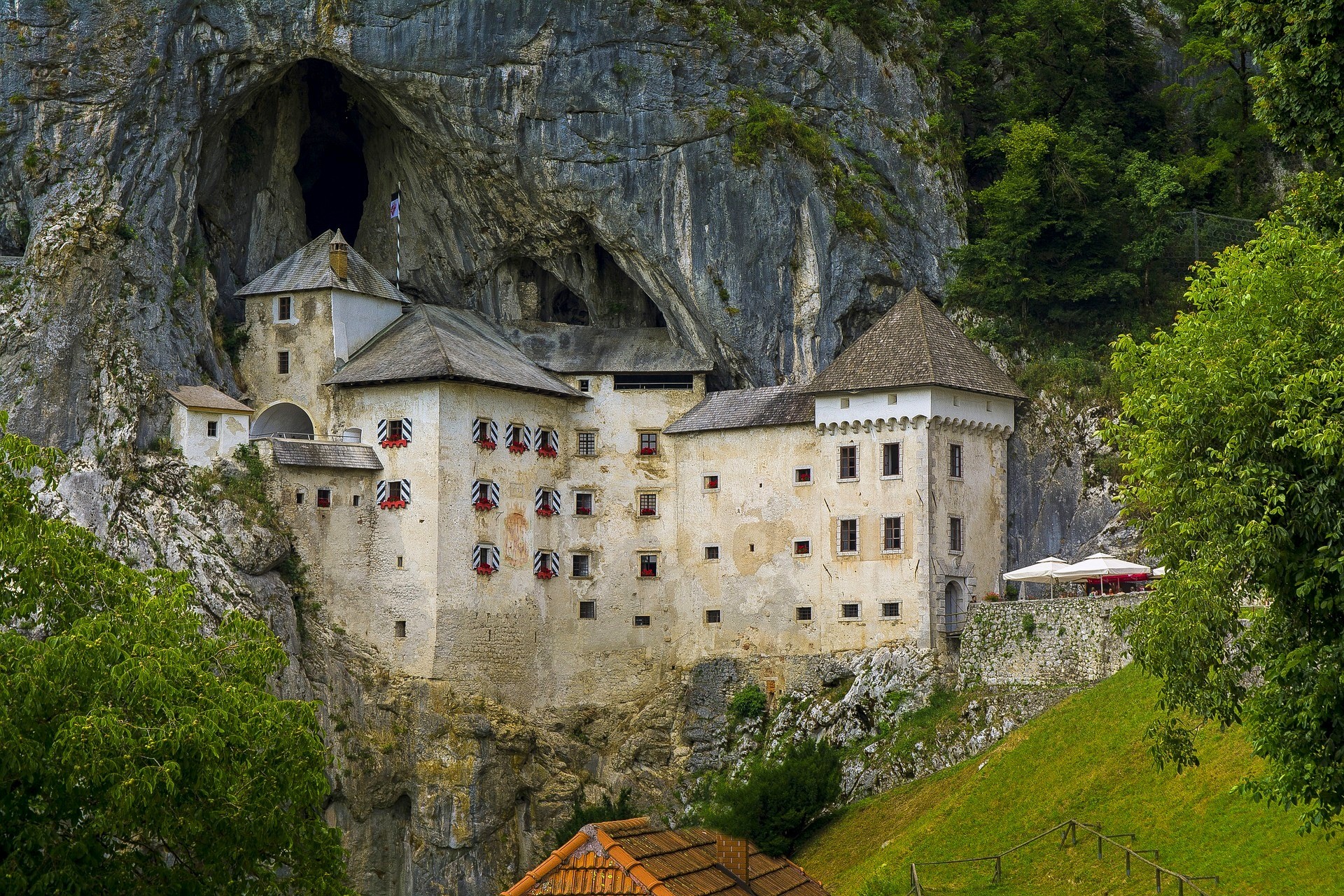 Predjamski grad zamek na słowenii