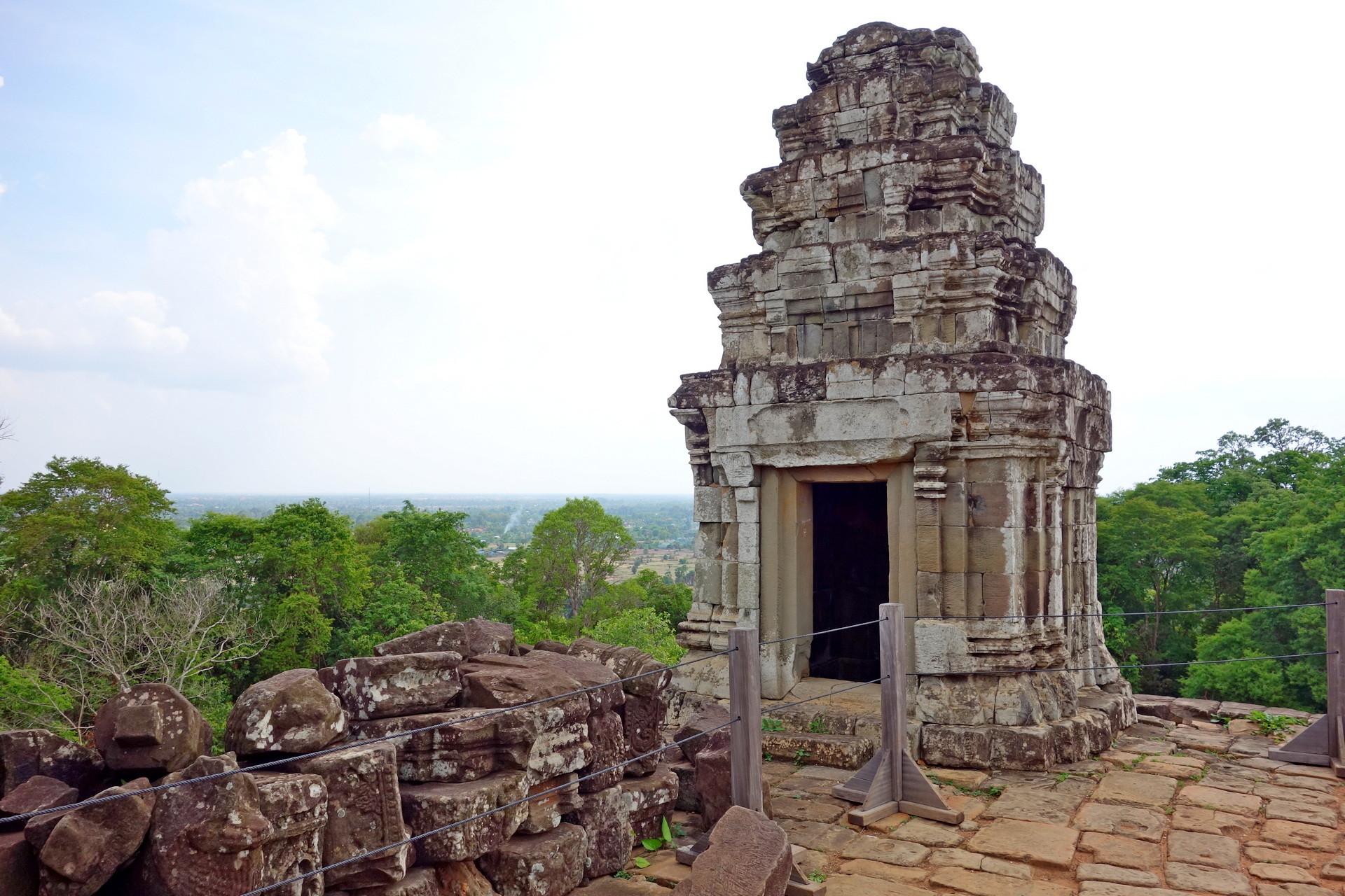 phnom bakheng w kompleksie angkor wat kambodża