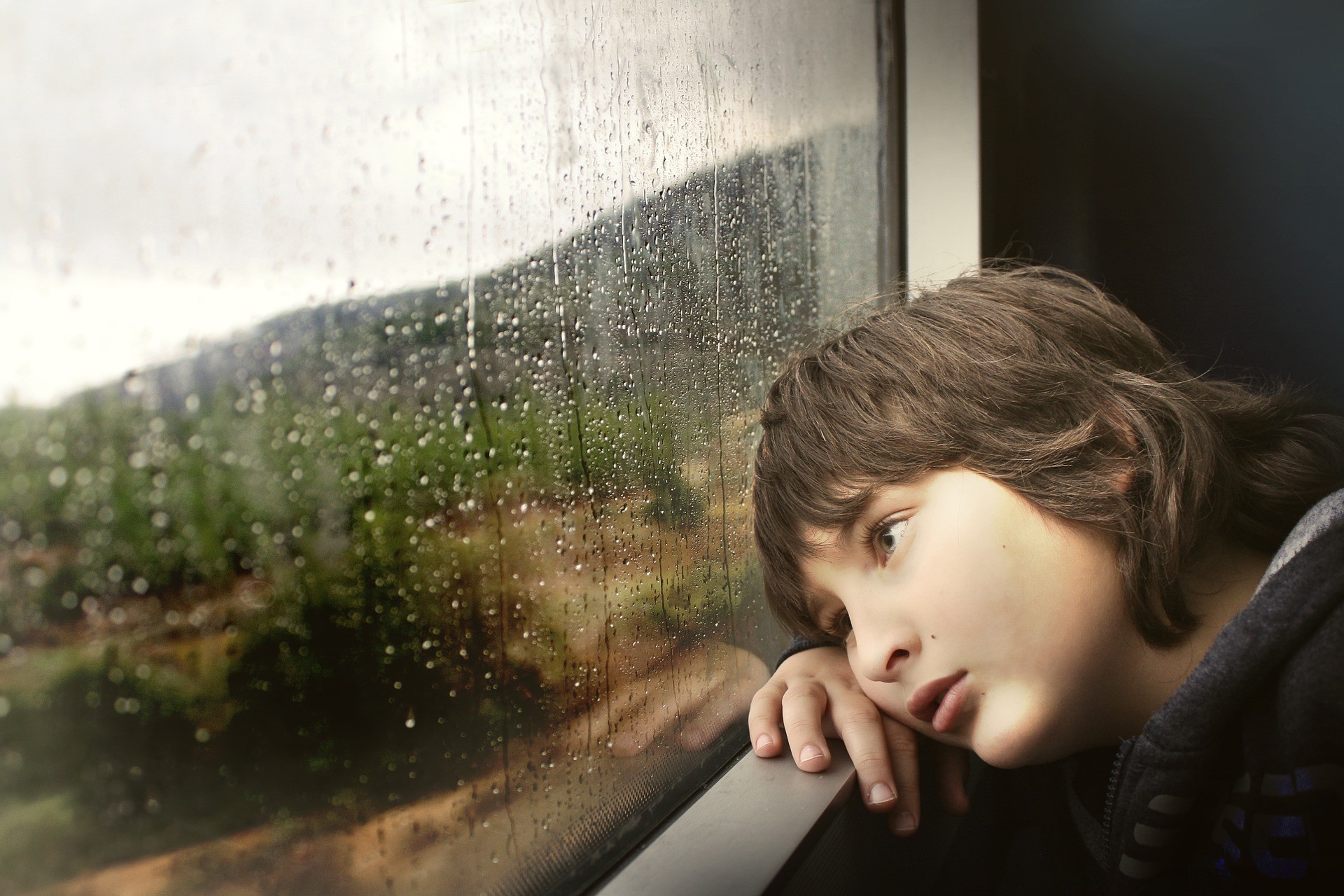 smutny chłopiec w pociągu