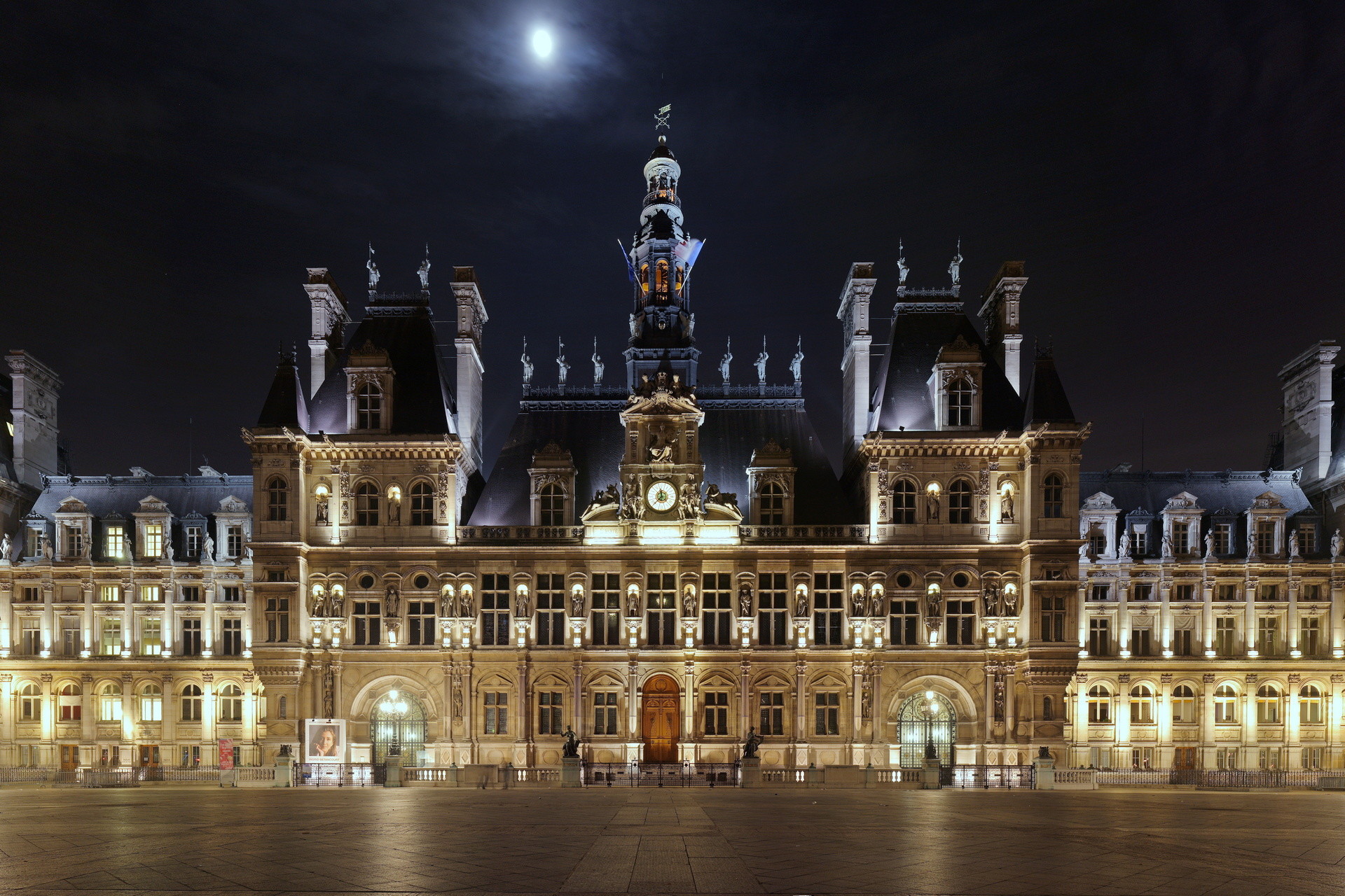 Paryski ratusz l'hôtel de ville nocą