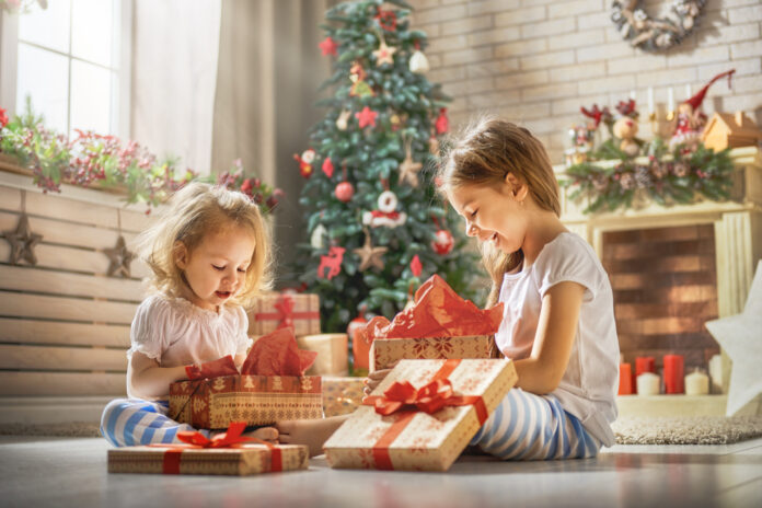 Dzieci otwierające prezenty