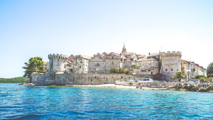 wybrzeże wyswy Korcula przy błękitnym morzu stare budowle