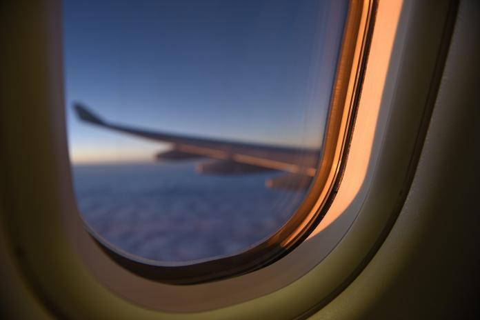 Dlaczego w oknach samolotów są małe dziurki?