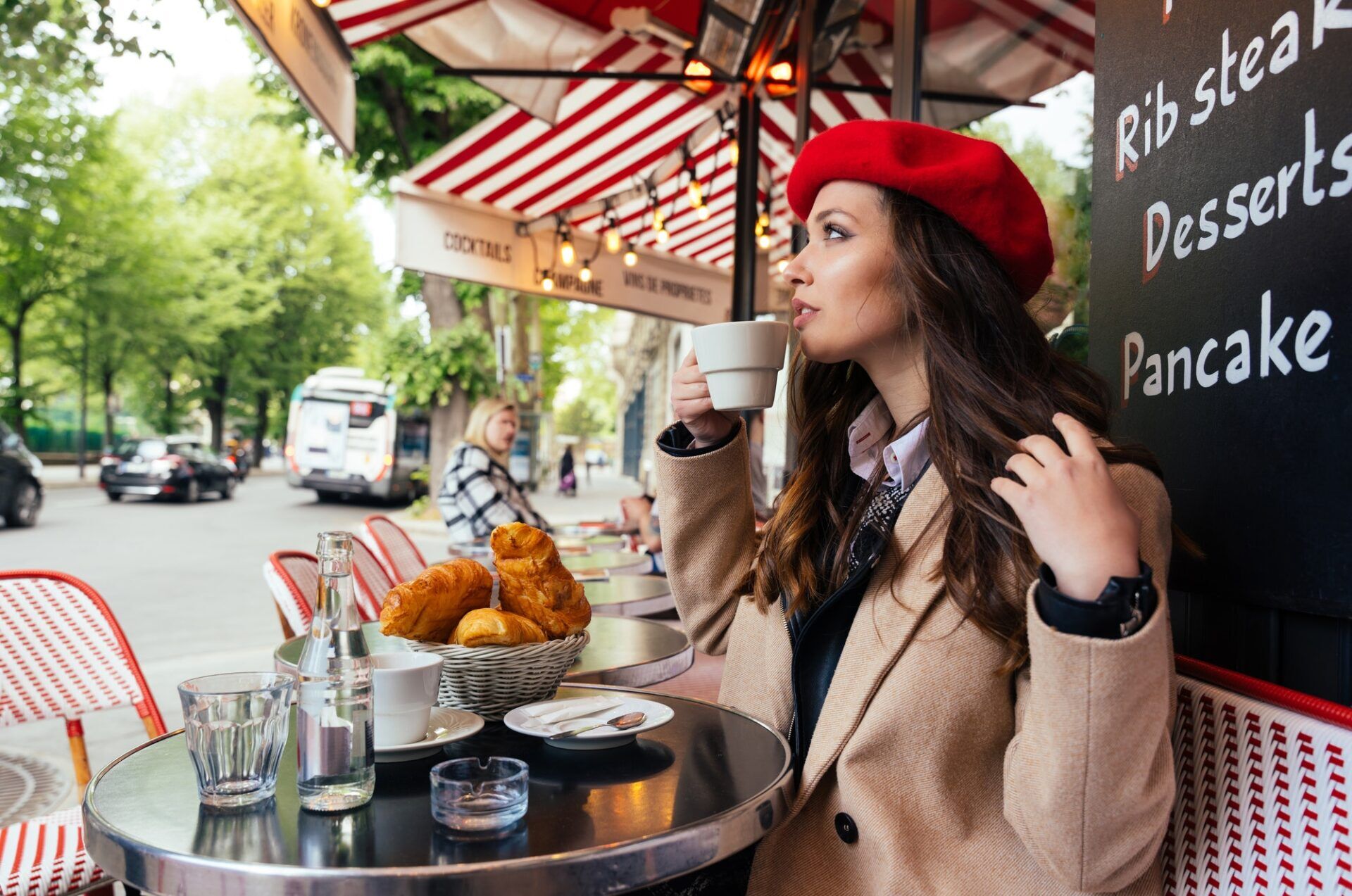 Beautiful young woman visiting paris and the eiffel tower