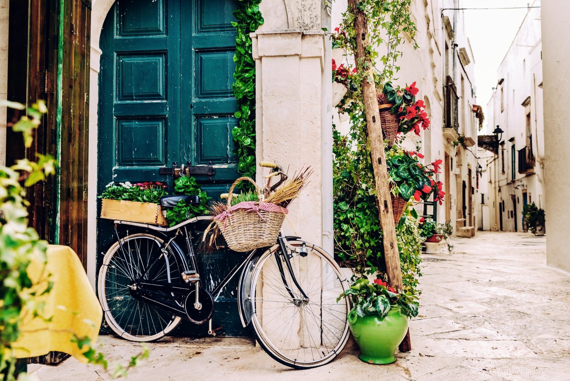 Narrow streets of the beautiful city of Bari, ideal for strolling when we tour in Italy.