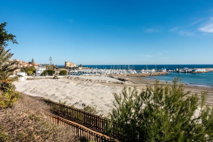 Beautiful shot of Mil Palmeras Costa Blanca beach in Spain
