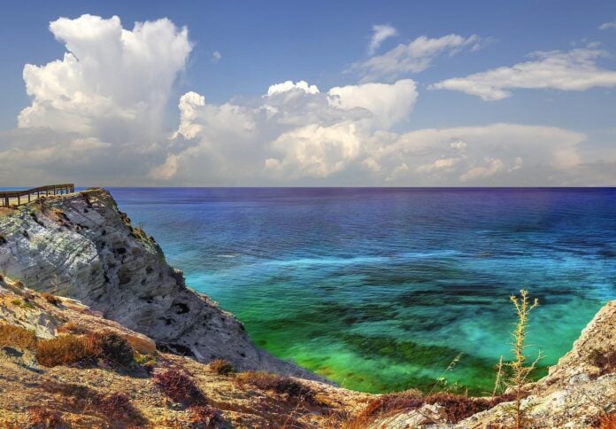 Klify nad morzem w Pafos, Cypr