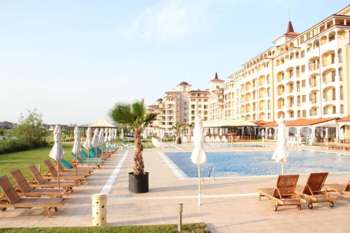 Sunrise All Suites Resort w Obzorze, Bułgaria - basen i budynek hotelu