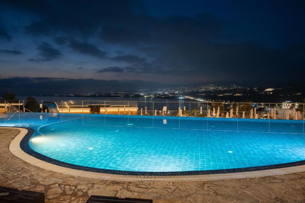 Wieczorny widok z basenu Theo Sunset Bay Hotel na wybrzeże