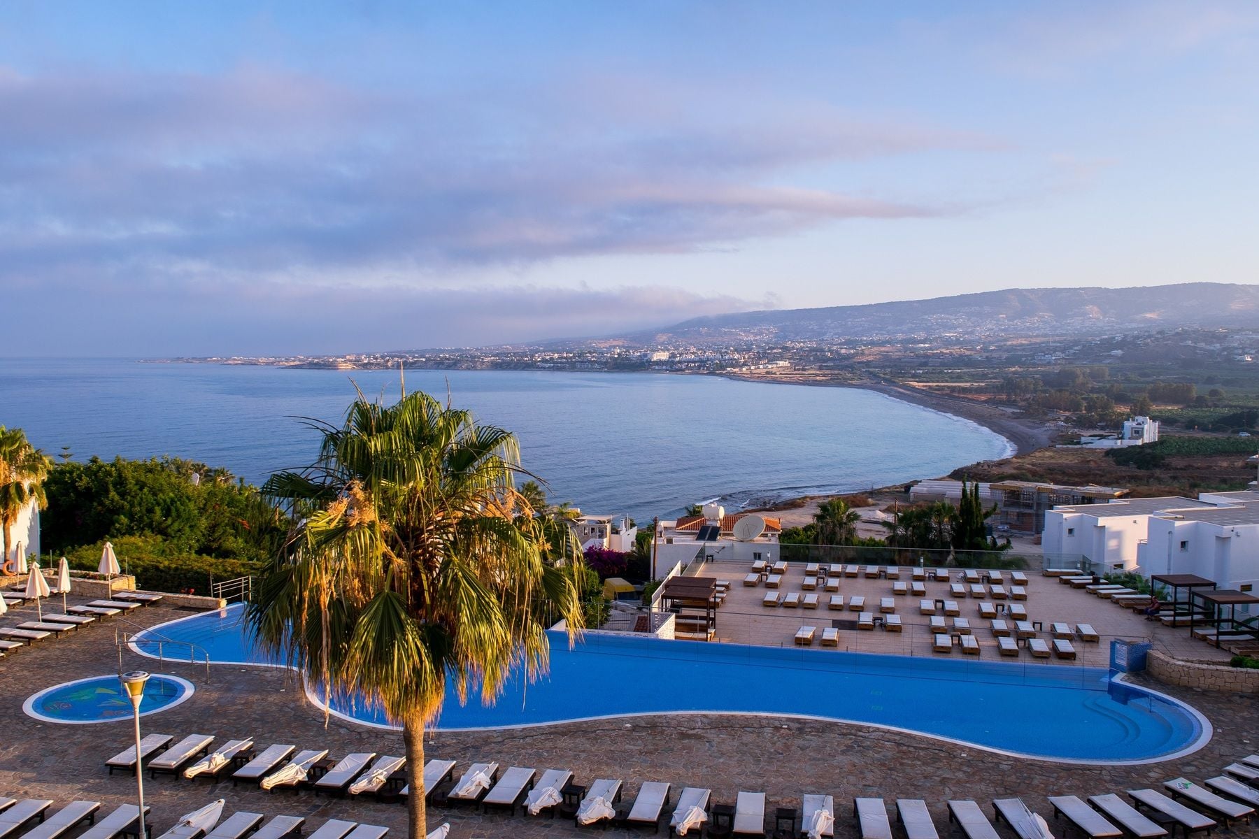 Basen i widok na zatokę przy Theo Sunset Bay Hotel