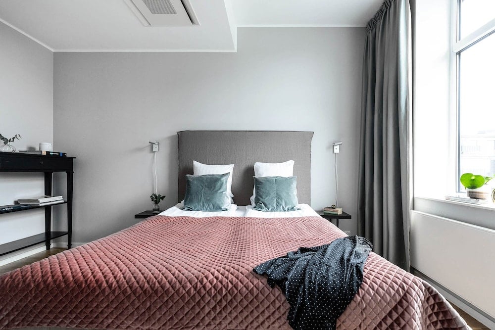 Jasny pokój dwuosobowy w Biz Apartment Gärdet
