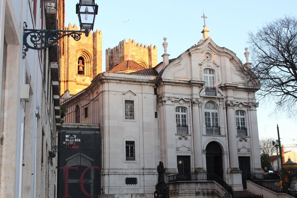 Widok z okolicy Largo da Sé w historycznym centrum Lizbony