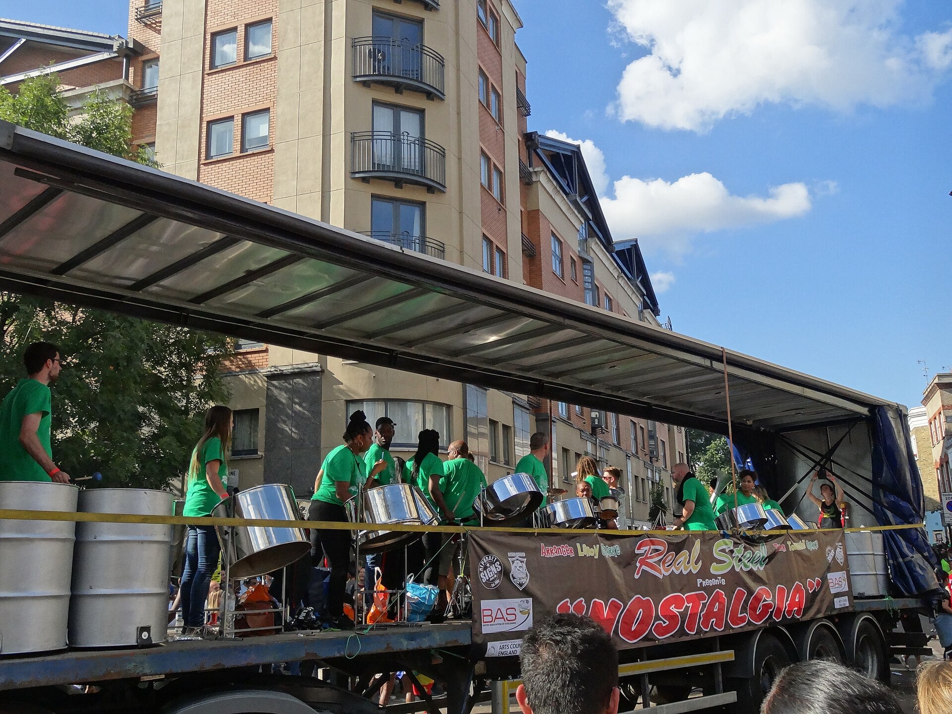 Orkiestra grająca na steelpanach podczas Notting Hill Carnival