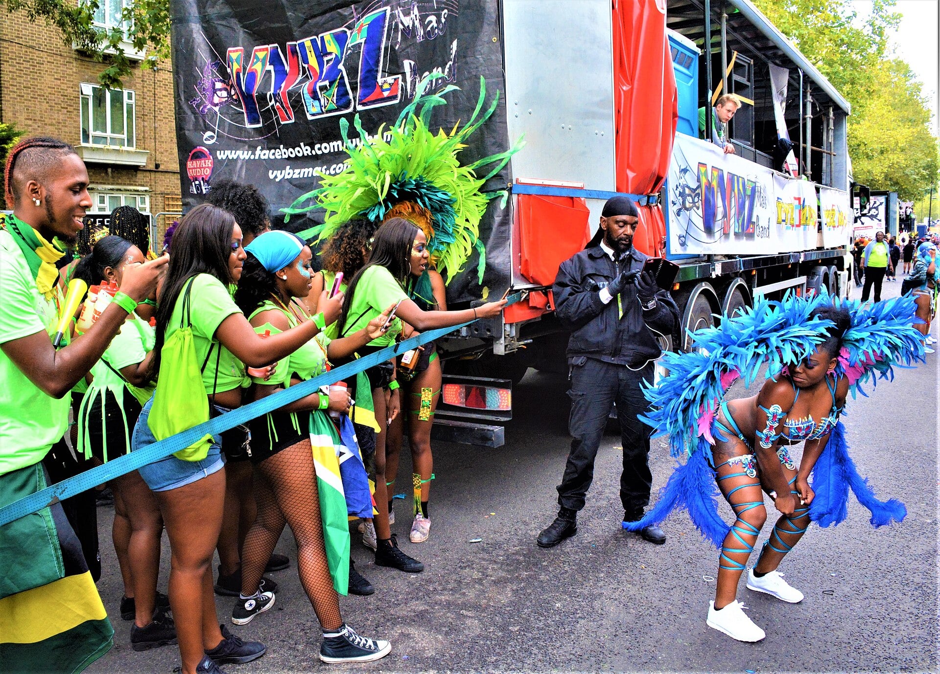 Tancerka w niebieskim kostiumie podczas ulicznej parady Notting Hill Carnival
