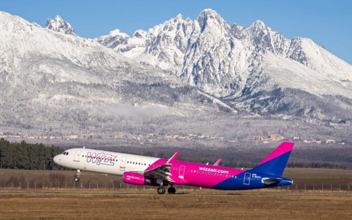 Samolot Wizz Air na tle ośnieżonych Tatr przy lotnisku Poprad-Tatry