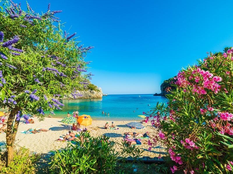 tanie loty na Korfu - plaża w Paleokastritsa