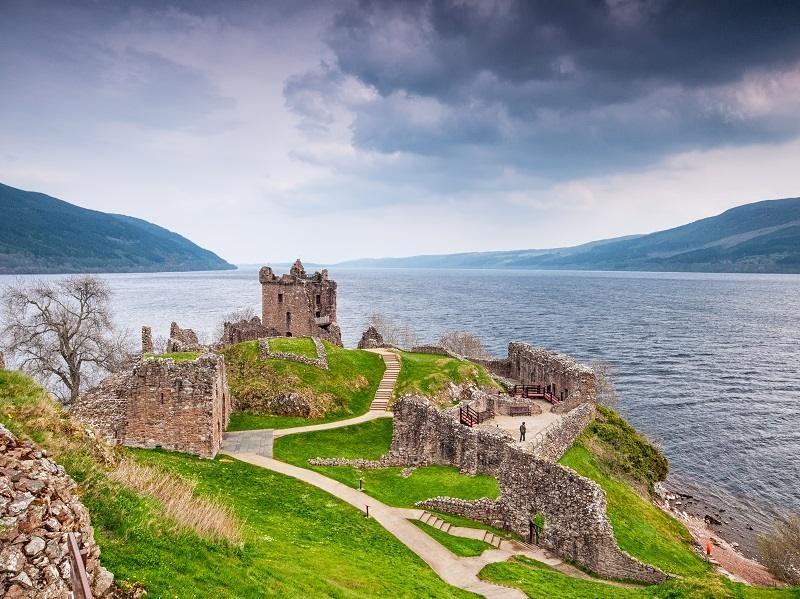 tanie loty do Szkocji - jezioro Loch Ness