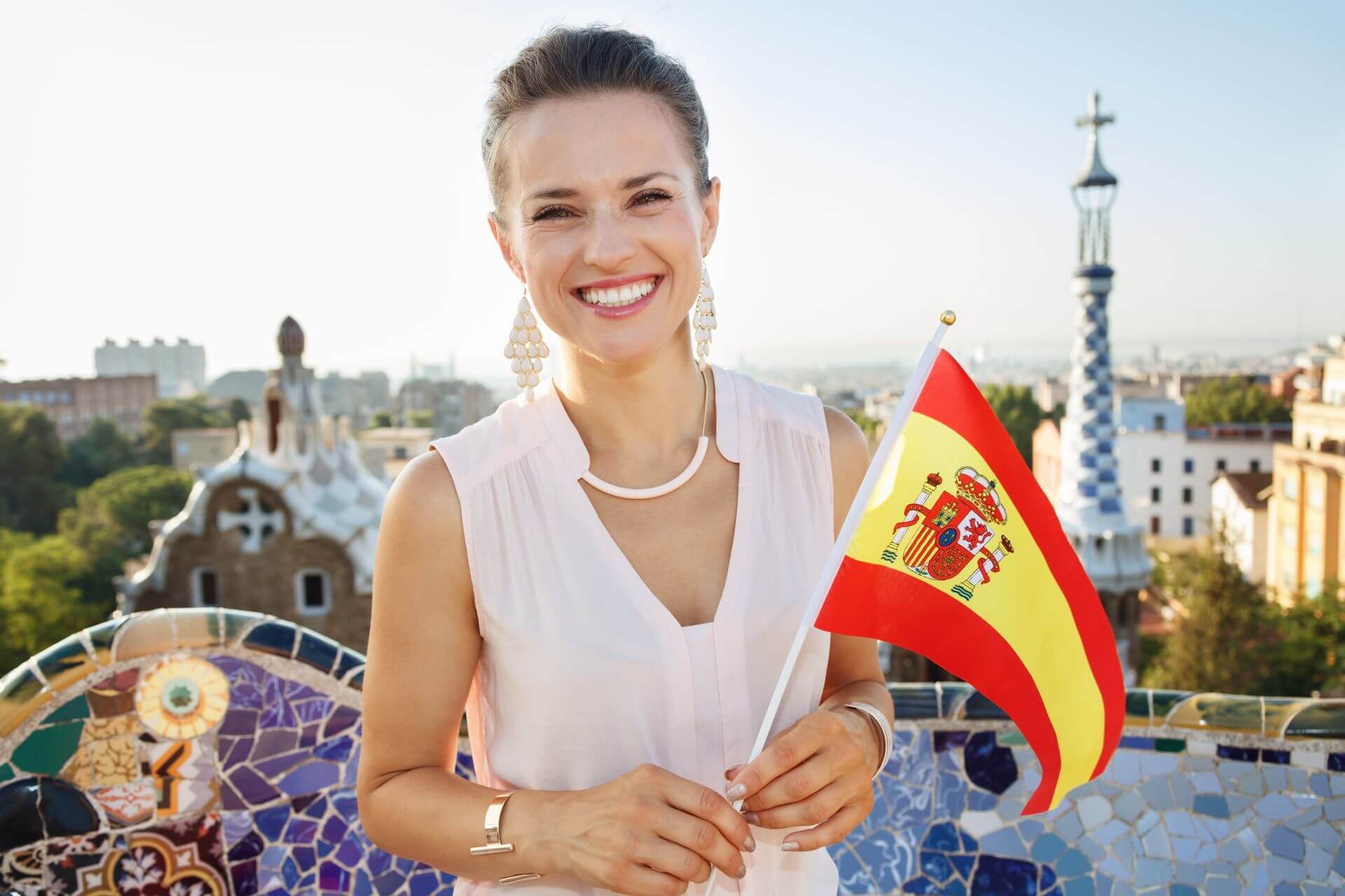 kobieta trzymająca flagę hiszpanii