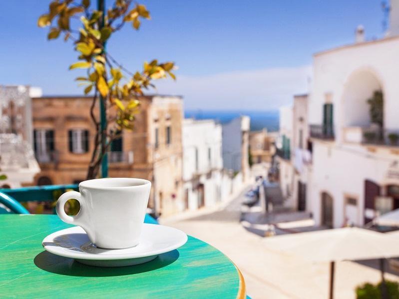 tanie loty do Pescara - kawa we włoskiej kawiarni