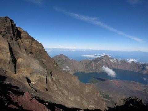 Wybuchł wulkan w Indonezji, 200 turystów zaginionych