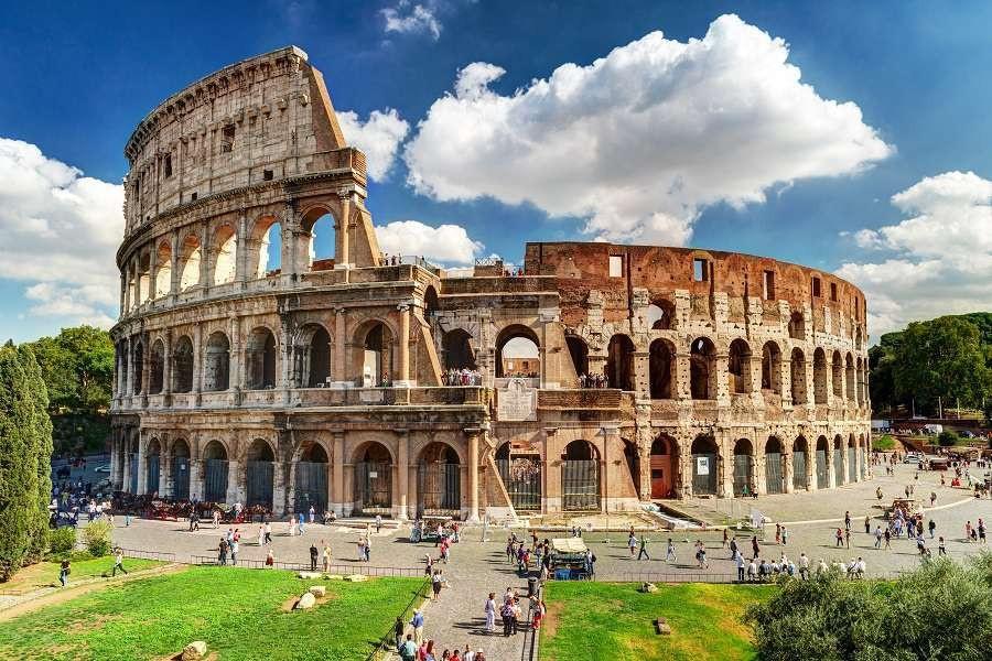 Kobieta wyryła na Koloseum swoje imię zabytkową monetą