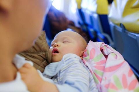 Jakiej narodowości są dzieci urodzone w samolocie? Czy dostają darmowe loty na całe życie?