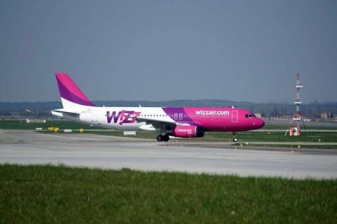 W samolot linii Wizz Air, lecący z Warszawy do Brukseli, uderzył piorun. Pilot zdecydował się zawrócić na lotnisko Chopina